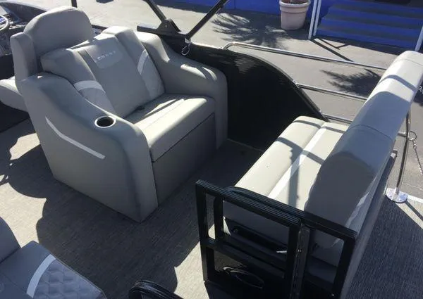 Slide: The Image of Crest DLX 220 SLRC 2023 - 27