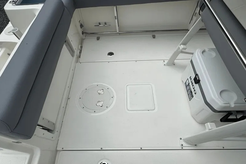 Slide: The Image of Boston Whaler 230 Outrage 2026 - 8