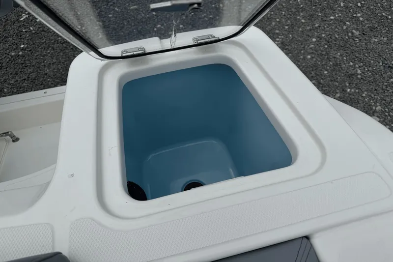 Slide: The Image of Boston Whaler 230 Outrage 2026 - 15