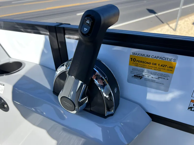 Slide: The Image of Throttle control of 2025 Viaggio Lago V20U boat, showing maximum capacity label. - 16