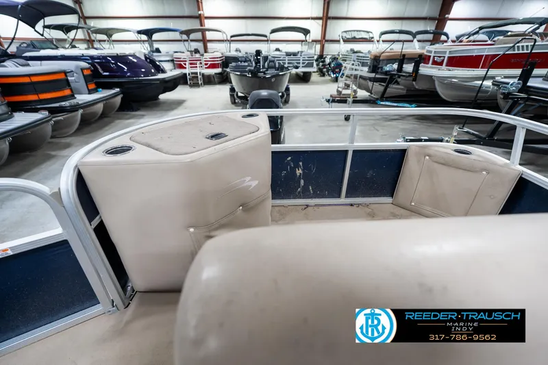 Slide: The Image of Interior view of a 2011 Bennington 20 SFI pontoon boat in a showroom. - 18