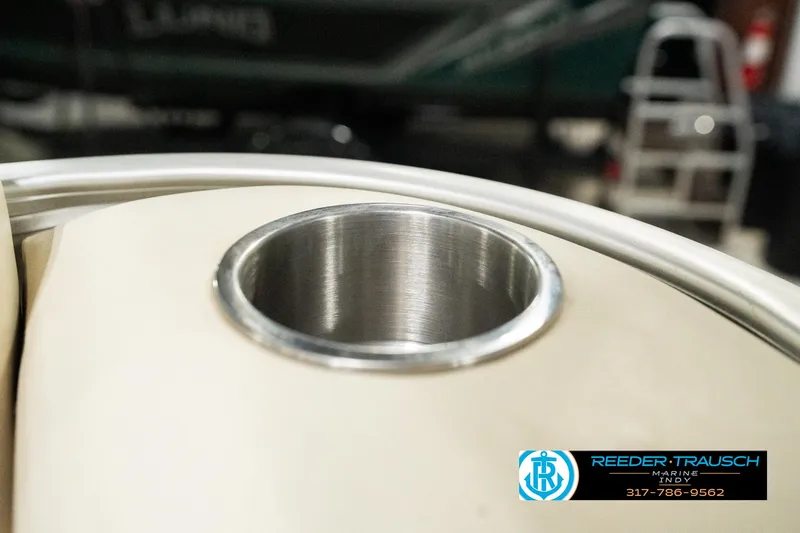 Slide: The Image of Cup holder on a 2001 Sweetwater SW 20 RE boat, Reeder-Trausch logo visible. - 35
