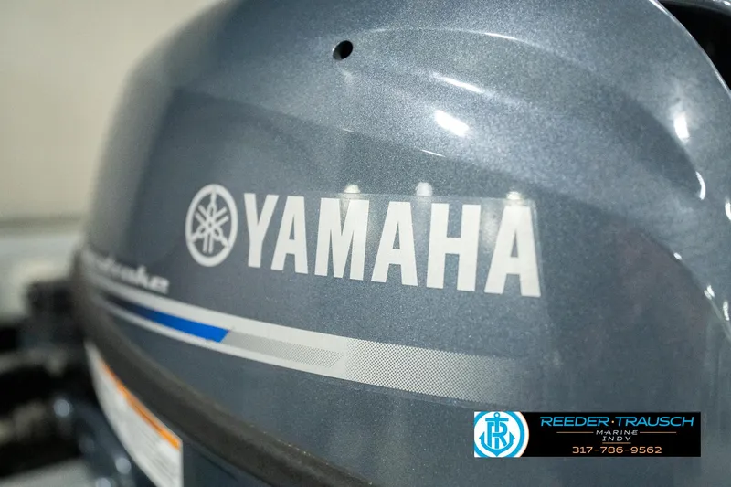Slide: The Image of Yamaha outboard motor on a 2001 Sweetwater SW 20 RE boat. - 37