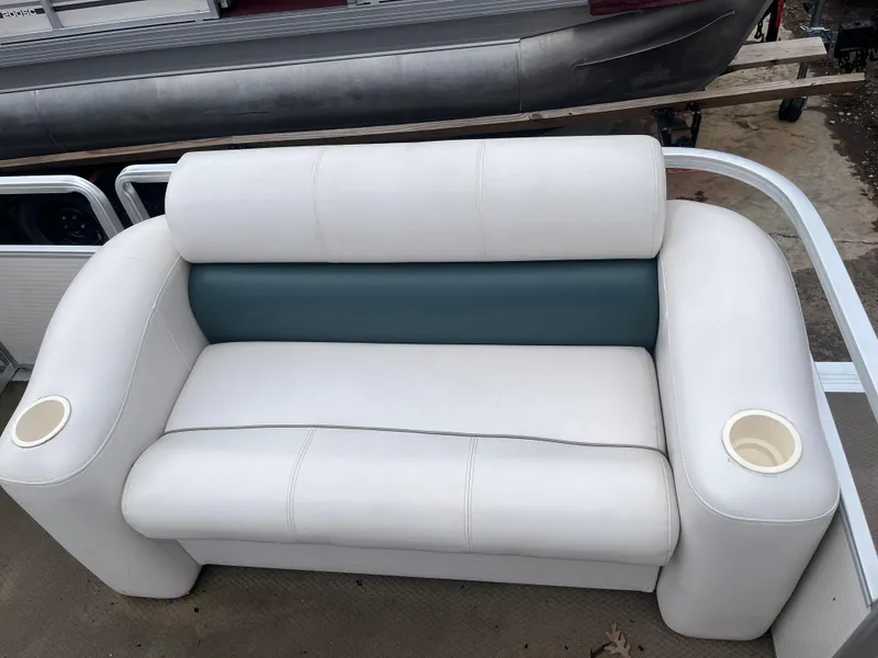 Slide: The Image of White and blue boat seat with cup holders on a Harris-Kayot 220 Super Sunliner, 2000 model. - 11