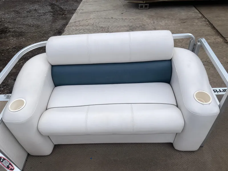 Slide: The Image of White and blue boat seat from a 2000 Harris-Kayot 220 Super Sunliner. - 12