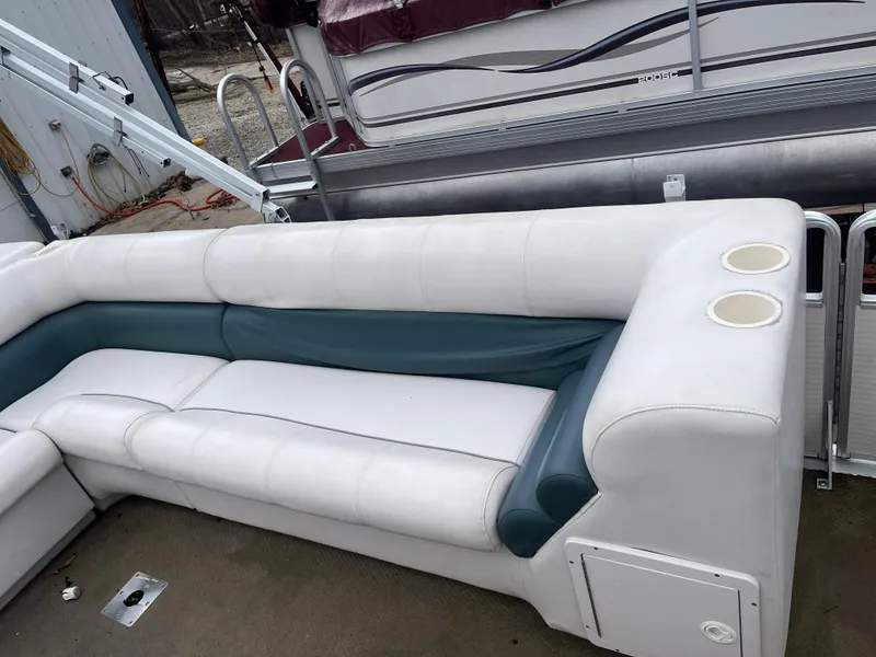 Slide: The Image of White and teal seating on a 2000 Harris-Kayot 220 Super Sunliner boat. - 6