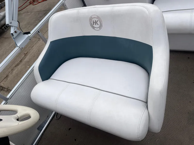 Slide: The Image of White and blue boat seat on a 2000 Harris-Kayot 220 Super Sunliner. - 8