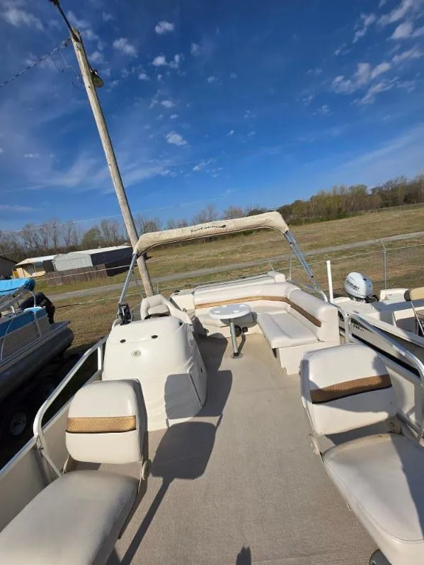 Slide: The Image of 2004 SunCatcher G3 22C pontoon boat with spacious seating under a clear blue sky. - 10