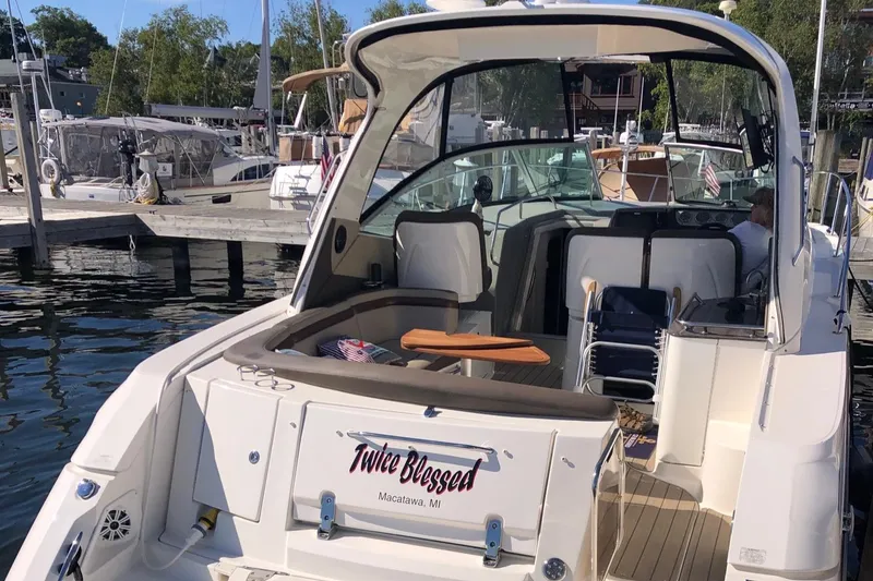 Slide: The Image of Sea Ray 370 Sundancer 2014 docked, featuring spacious cockpit and seating area. - 25
