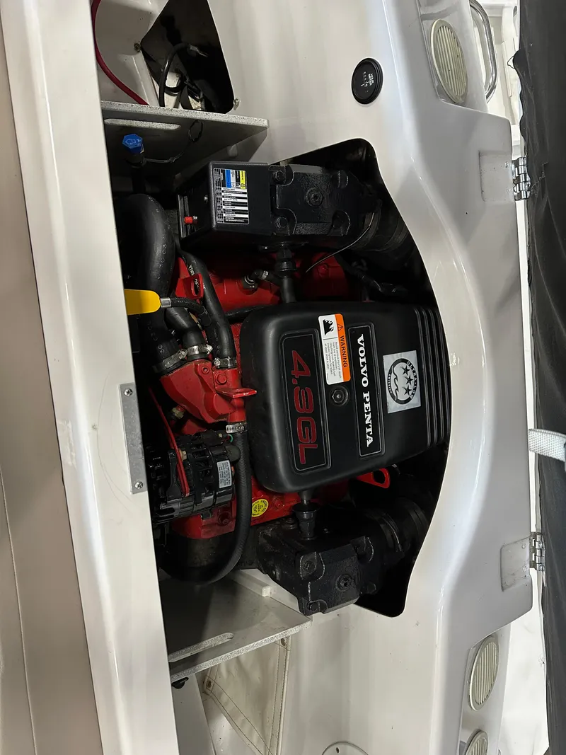 Slide: The Image of Volvo Penta 4.3GL engine in 2003 Four Winns 180 Horizon boat. - 17