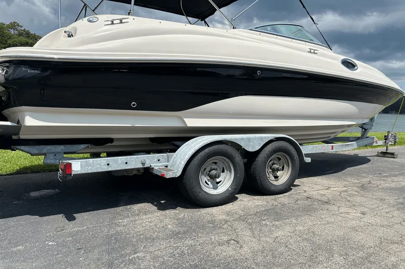 Slide: The Image of Sea Ray 240 Sundeck 2004 - 8