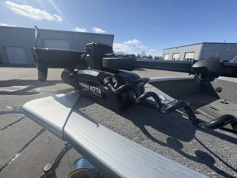 Slide: The Image of 2007 Alumacraft Navigator 165 CS with Minn Kota Terrova trolling motor on a sunny day. - 10