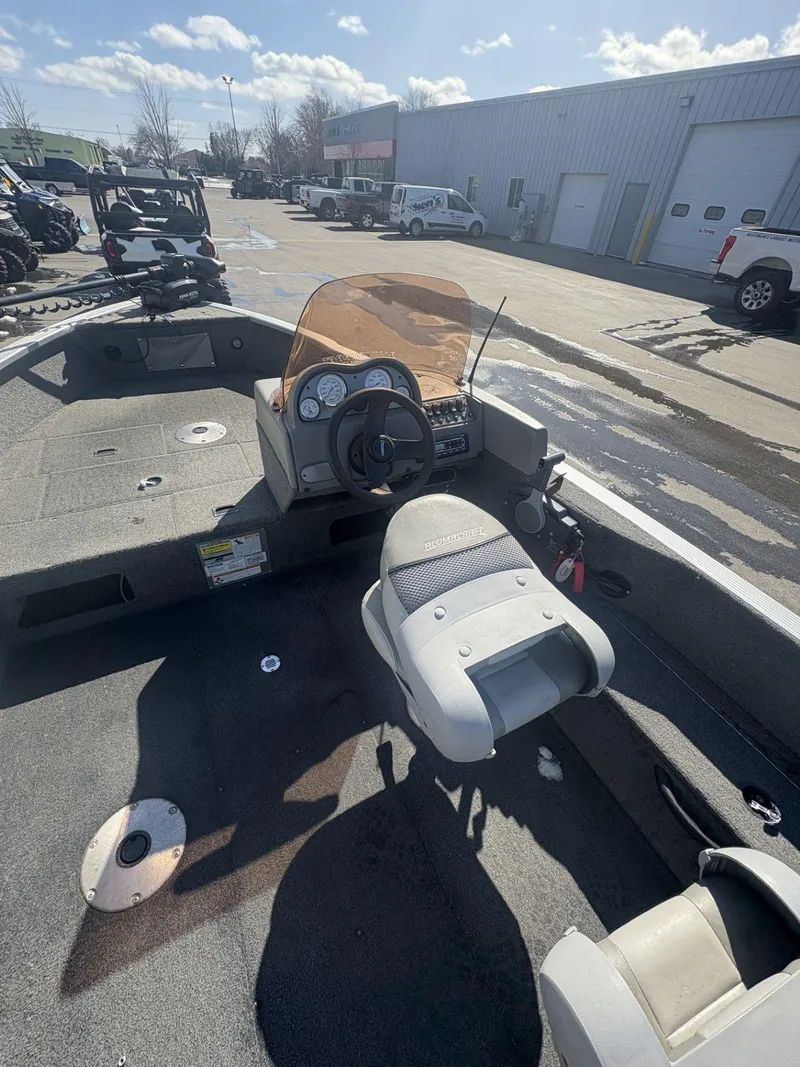 Slide: The Image of 2007 Alumacraft Navigator 165 CS boat interior with steering console and seating. - 18