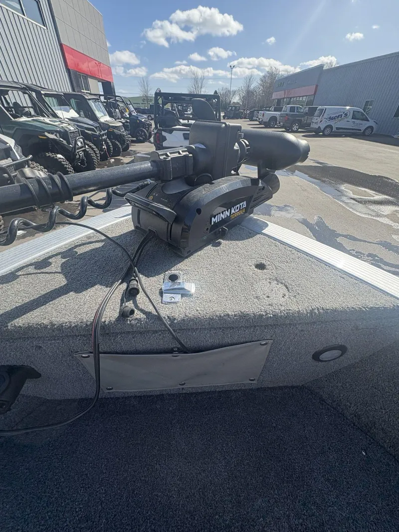 Slide: The Image of 2007 Alumacraft Navigator 165 CS with Minn Kota motor in a dealership lot. - 25