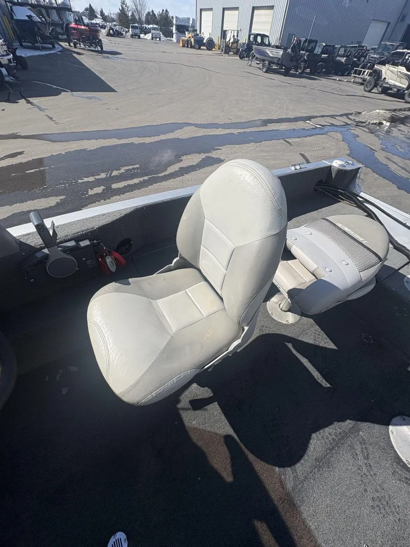 Slide: The Image of 2007 Alumacraft Navigator 165 CS boat interior with seats and controls. - 28