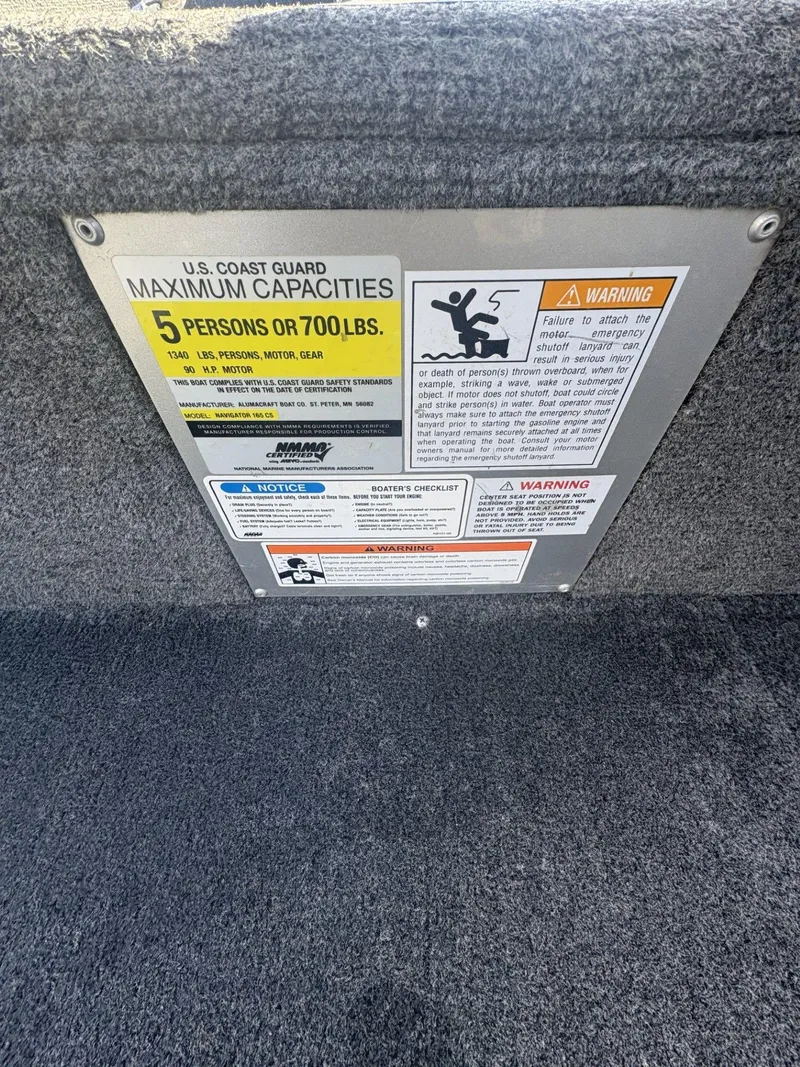 Slide: The Image of 2007 Alumacraft Navigator 165 CS capacity plate, 5 persons or 700 lbs limit. - 31