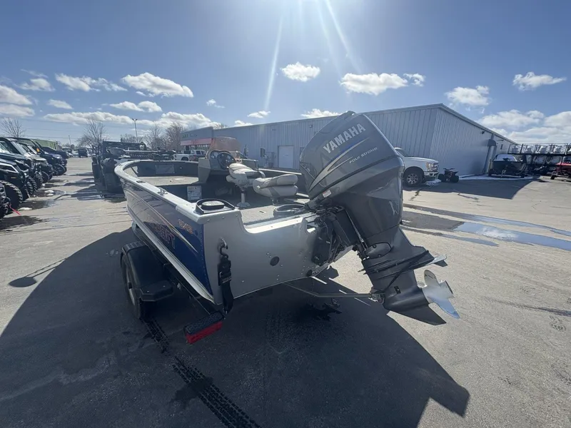 Slide: The Image of 2007 Alumacraft Navigator 165 CS boat with Yamaha outboard motor in a sunny outdoor setting. - 7