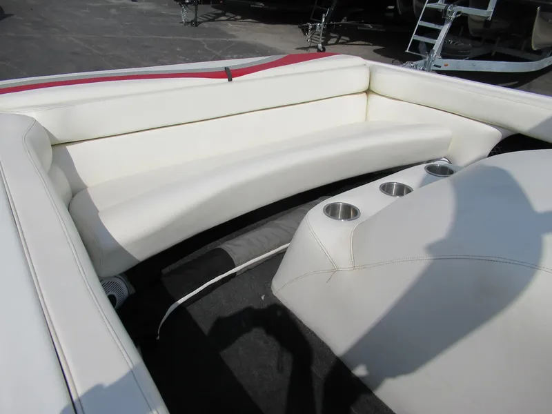 Slide: The Image of 2001 Tigé 21i/SK boat interior with white seating and cup holders. - 4