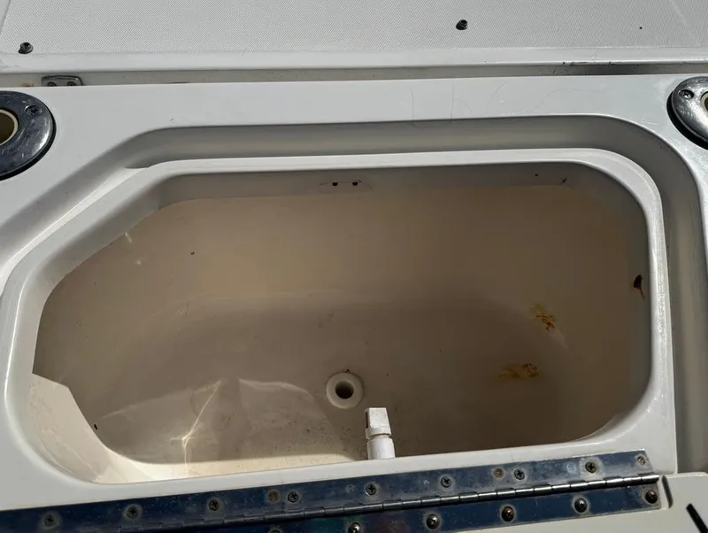 Slide: The Image of Livewell compartment on a 2002 Boston Whaler 220 Dauntless boat. - 10