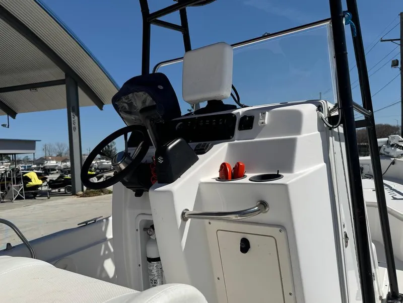 Slide: The Image of 2002 Boston Whaler 220 Dauntless boat console with steering wheel and controls. - 15