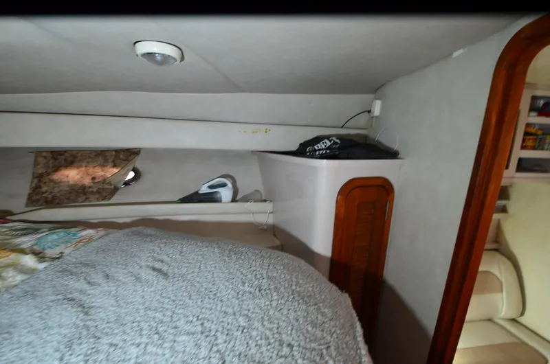 Slide: The Image of 1994 Regal Commodore 400 cabin interior with bed, storage, and porthole window. - 28