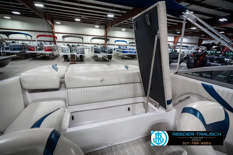 Slide: The Image of 2007 Starcraft Limited 1900 OB boat interior with white seating in showroom. - 27