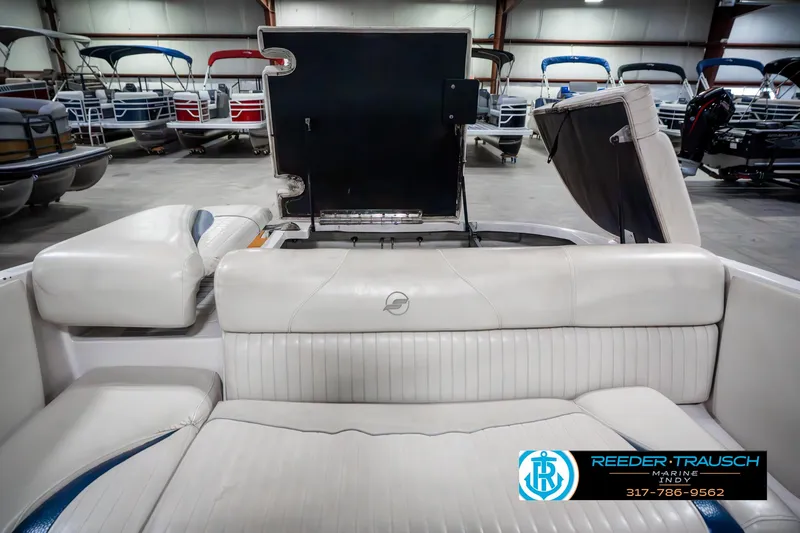Slide: The Image of 2007 Starcraft Limited 1900 OB boat interior with white seating in showroom. - 29