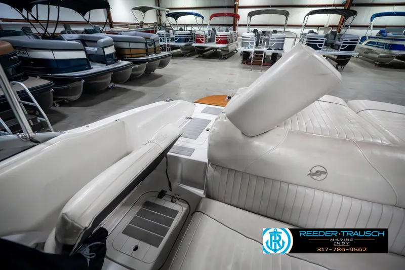 Slide: The Image of 2007 Starcraft Limited 1900 OB boat interior with white seating in a showroom. - 31