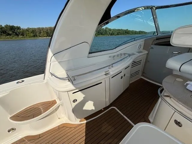 Slide: The Image of 2005 Sea Ray 500 Sundancer yacht interior with sleek design and wooden flooring. - 48