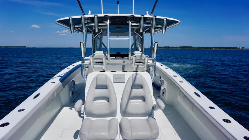 Slide: The Image of Freeman VH 2020 boat on open water, featuring sleek design and comfortable seating. - 10