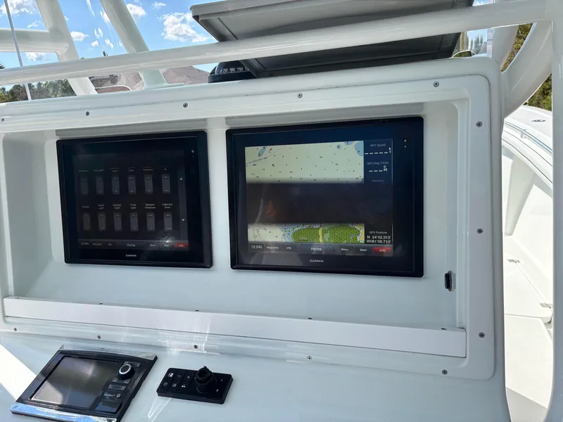 Slide: The Image of Yellowfin Boats, Contender Boats, SeaVee Boats, Regulator Boats, SeaHunter Boats, Invincible Boats, Pair Marine, Southport, REV Yacht Sales - 6