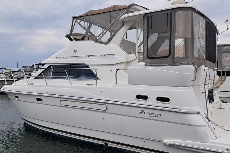 The Image of Cruisers Yachts aft cabin 1999 - undefined