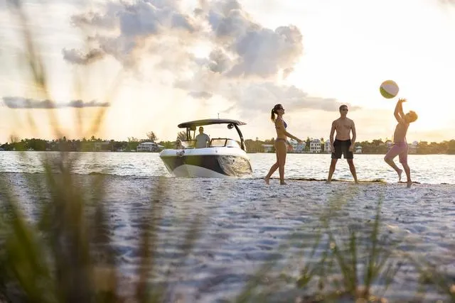 Slide: The Image of Hurricane SunDeck 2600 OB 2025 - 12