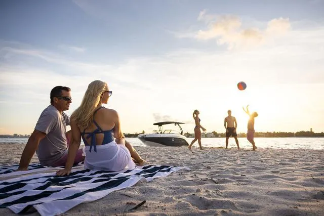 Slide: The Image of Hurricane SunDeck 2600 OB 2025 - 14