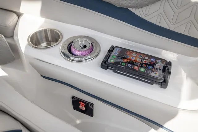 Slide: The Image of Hurricane SunDeck 2600 OB 2025 - 8