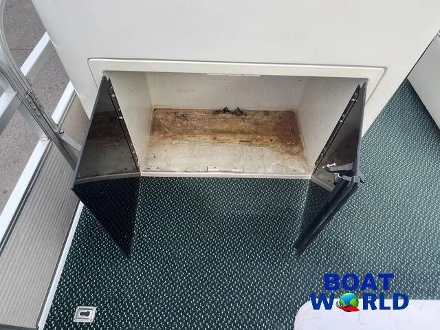 Slide: The Image of Weeres Sundeck 280 boat seating, 2000 model, with 2021 Honda 100HP engine, at Boat World. - 23