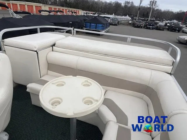 Slide: The Image of Rear view of 2000 Weeres Sundeck 280 with 2021 Honda 100HP outboard motor. - 28