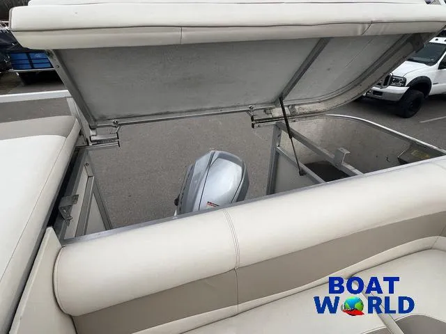 Slide: The Image of Propeller of Weeres Sundeck 280 TT with 2021 Honda 100HP 4-Stroke EFI engine. - 30