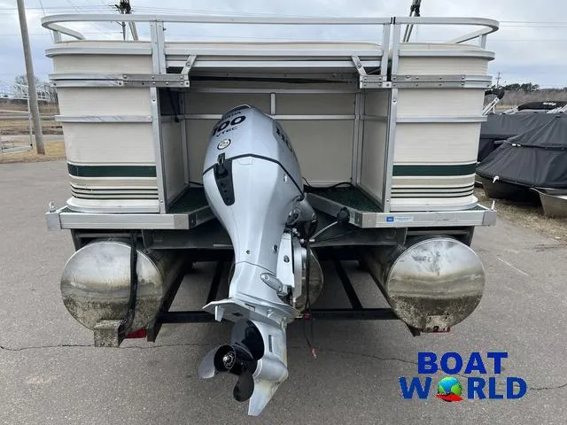 Slide: The Image of 2000 Weeres Sundeck 280 with 2021 Honda 100HP VTEC outboard engine. - 34