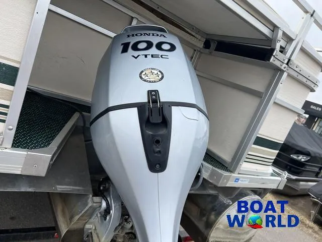 Slide: The Image of Propeller of Weeres Sundeck 280 TT with 2021 Honda 100HP 4-Stroke EFI engine. - 35