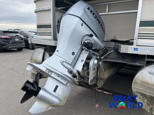 Slide: The Image of 2000 Weeres Sundeck 280 with 2021 Honda 100HP 4-Stroke EFI outboard motor. - 38