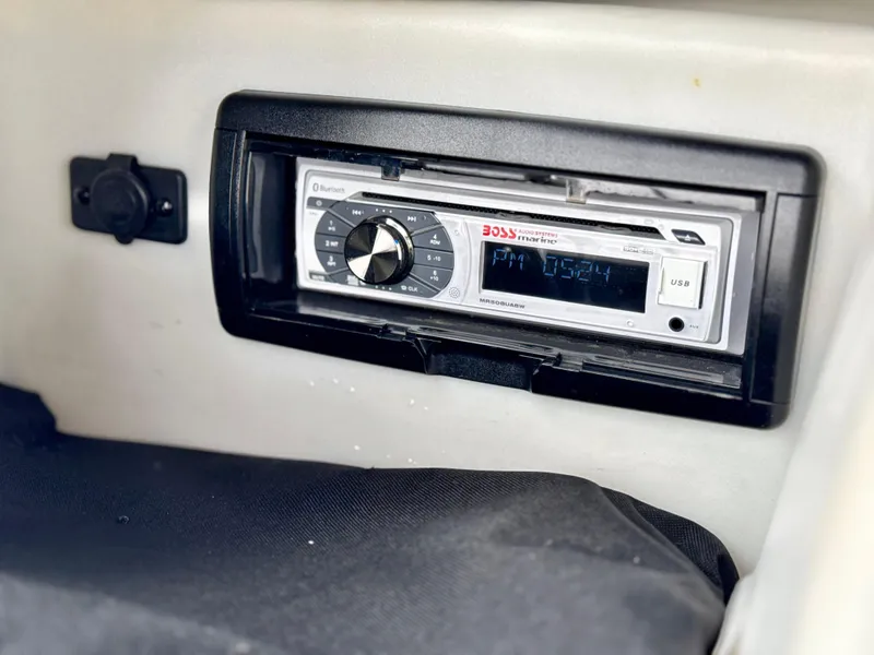 Slide: The Image of Boat stereo system in a 2005 Maxum 1800 SR3, featuring a Boss audio unit. - 20