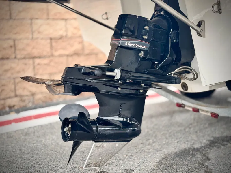 Slide: The Image of 2005 Maxum 1800 SR3 boat with MerCruiser outboard motor, detailed view. - 8