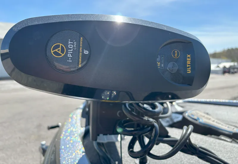 Slide: The Image of Trolling motor with i-Pilot Link and Ultrex features on Falcon F20 Predator, 2023 model. - 11