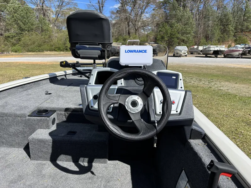 Slide: The Image of Tracker Pro Team 175 2025 - 10