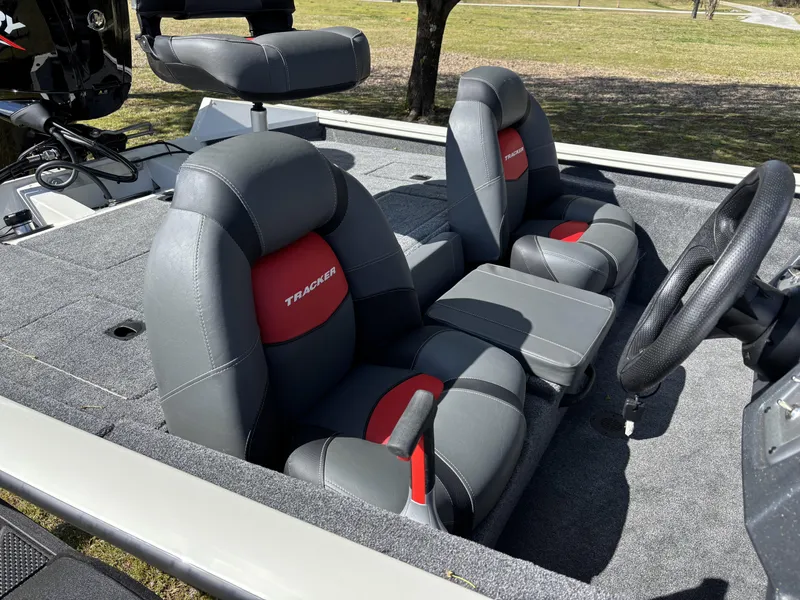 Slide: The Image of Tracker Pro Team 175 2025 - 11