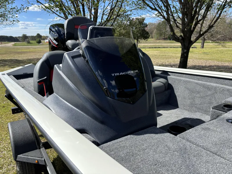 Slide: The Image of Tracker Pro Team 175 2025 - 15