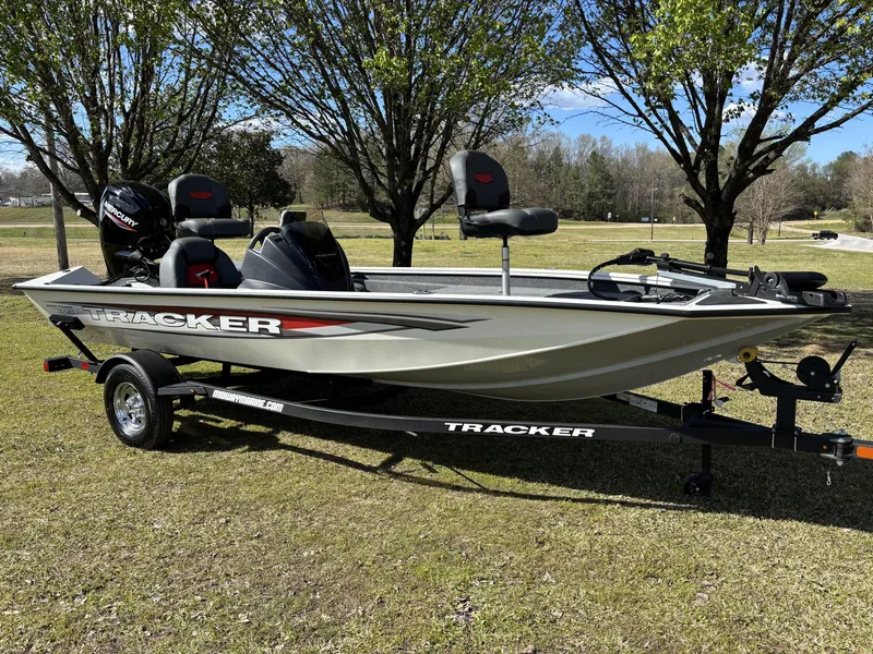 Slide: The Image of Tracker Pro Team 175 2025 - 3