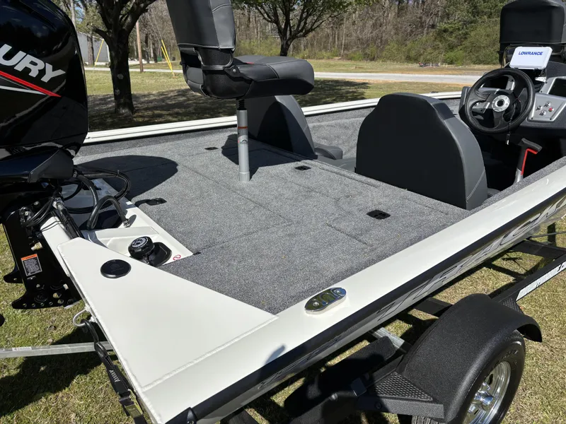 Slide: The Image of Tracker Pro Team 175 2025 - 9