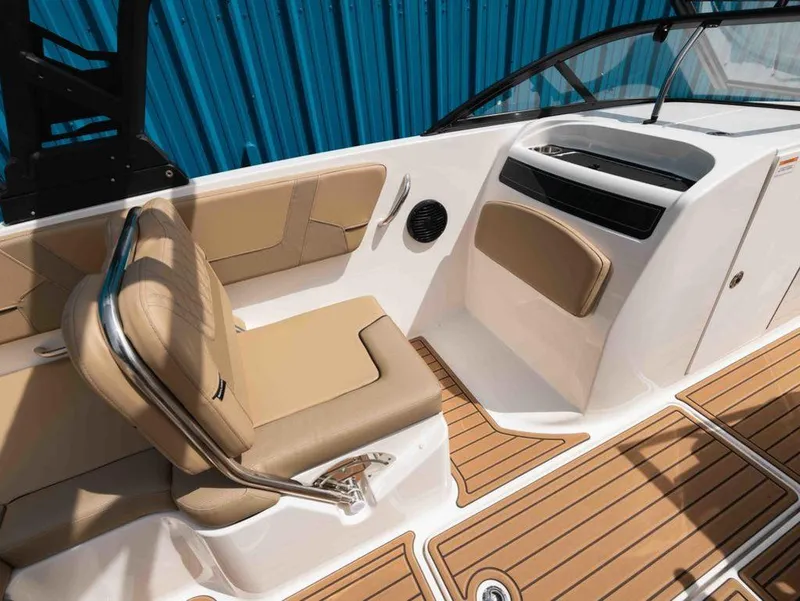 Slide: The Image of Bayliner VR6 Bowrider I/O 2025 - 10